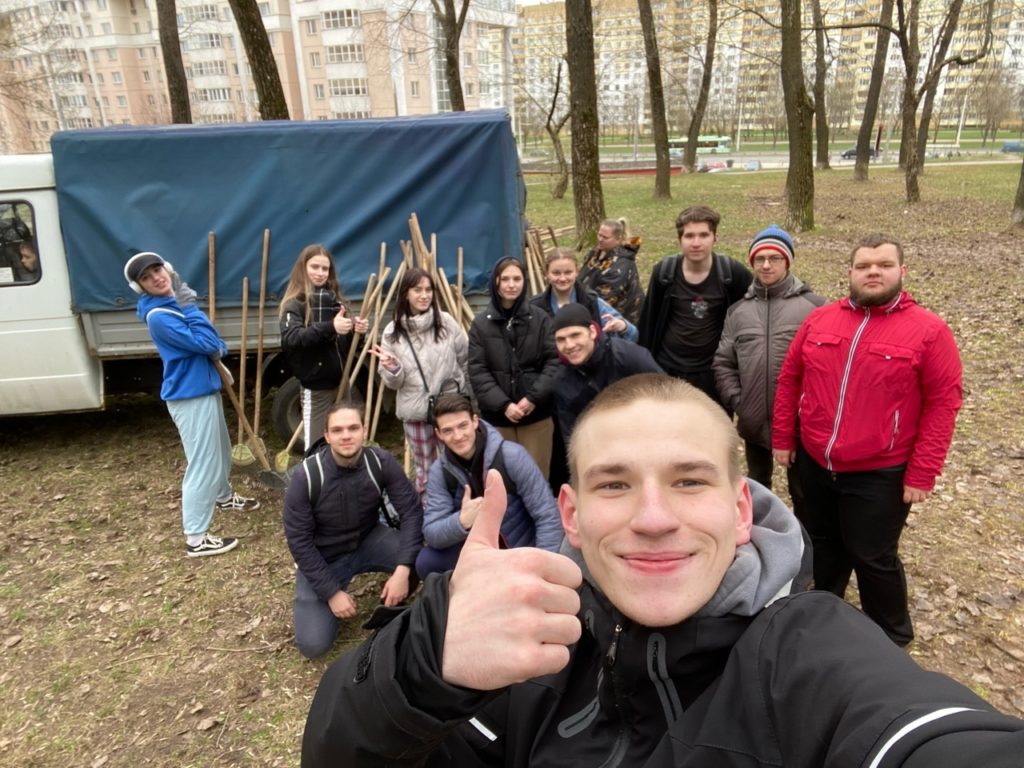 Студенты ФИТ помогают в уборке территории Ленинского района