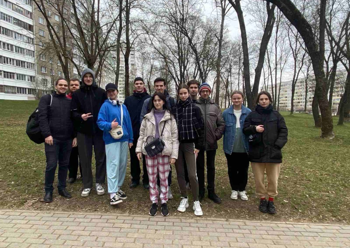 Студенты ФИТ помогают в уборке территории Ленинского района