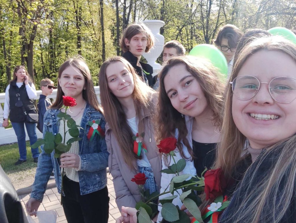 Студенты ФИТ приняли участие в возложении цветов к монументу Победы