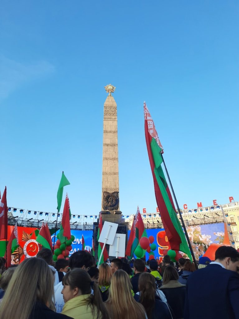 Студенты ФИТ приняли участие в возложении цветов к монументу Победы