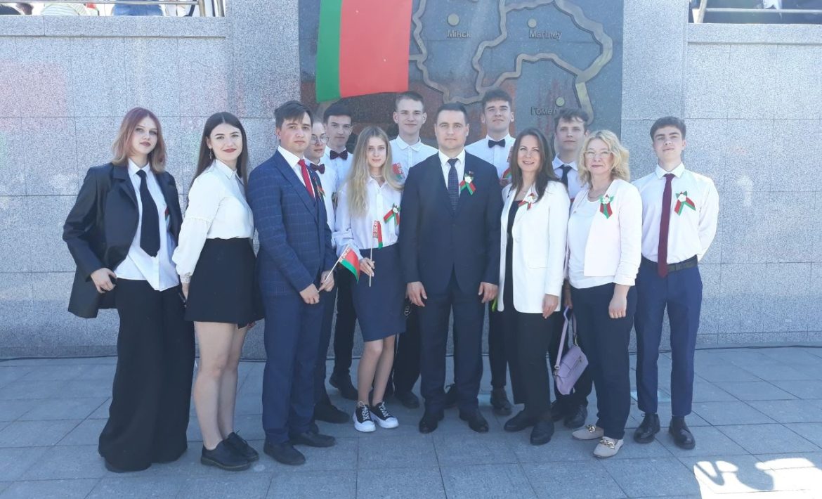 Студенты ФИТ приняли участие в Дне Государственного флага, Государственного герба и Государственного гимна