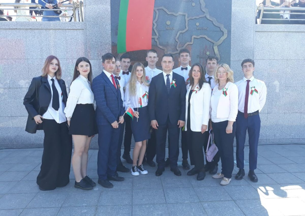 Студенты ФИТ приняли участие в Дне Государственного флага, Государственного герба и Государственного гимна